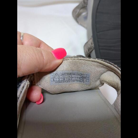 Vionic Silver Ladies Size 5 With Adjustable Strap Preowned - Picture 4 of 5